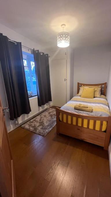 Luxury 6 Bedroom House With Parking - Northwood Northwood  Екстериор снимка