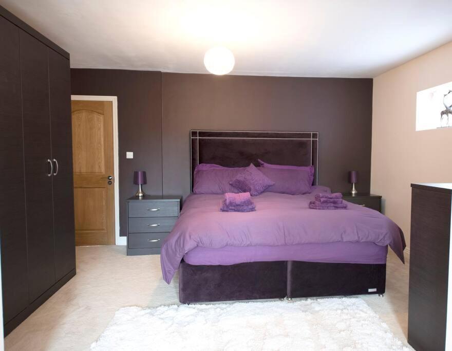 Luxury 6 Bedroom House With Parking - Northwood Northwood  Екстериор снимка