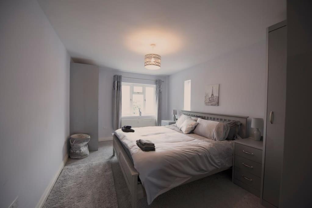 Luxury 6 Bedroom House With Parking - Northwood Northwood  Екстериор снимка