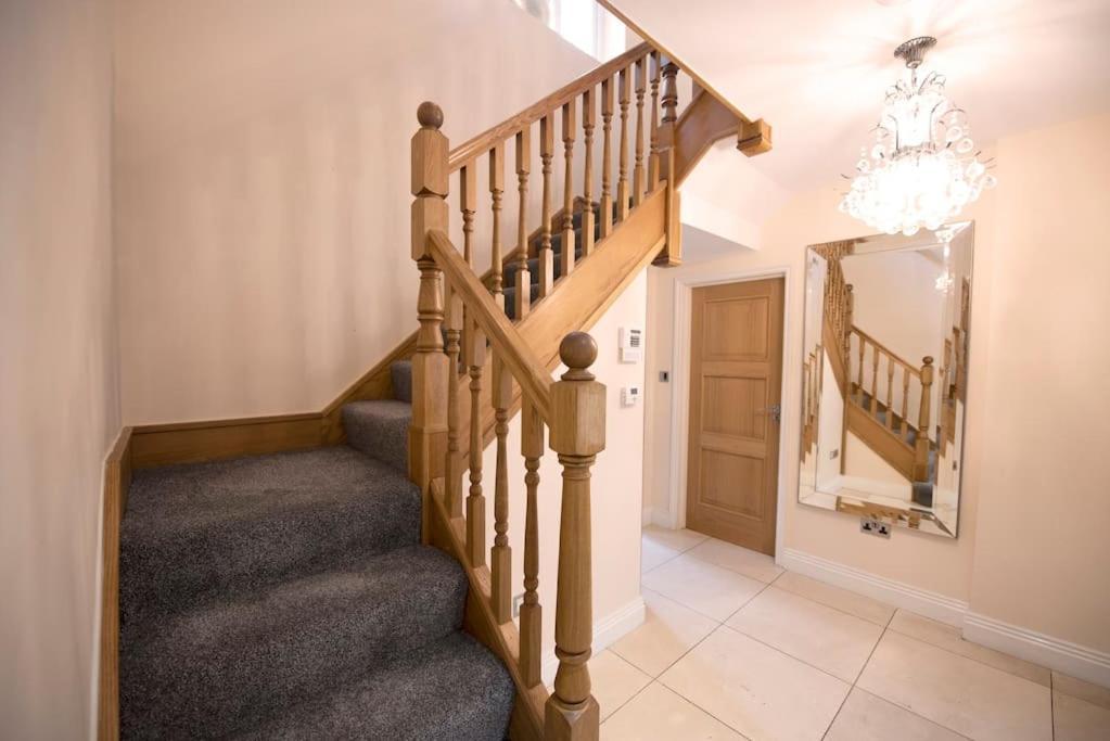 Luxury 6 Bedroom House With Parking - Northwood Northwood  Екстериор снимка